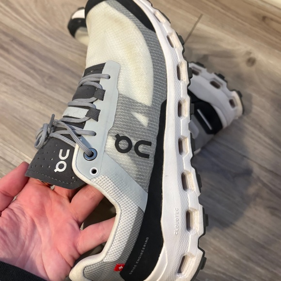 On Cloud Sneakers - Picture 2 of 4